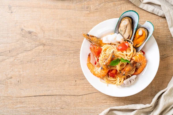 Deniz ürünleri makarna makarna midye, karides, Squis, midye ve domates - İtalyan yemeği tarzı ile