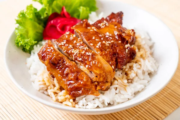 Ayam Panggang Dengan Saus Teriyaki Atas Mangkuk Nasi — Stok Foto