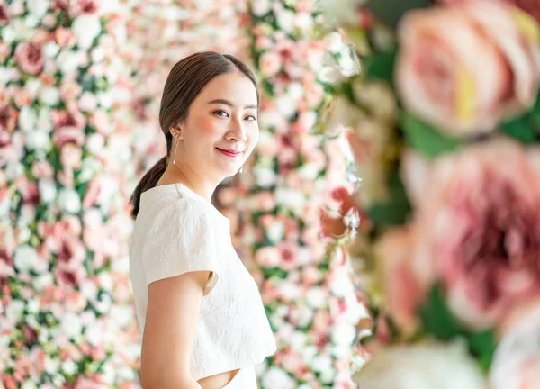 Belle Femme Asiatique Avec Des Arcs Fleurs Concept Valentine — Photo