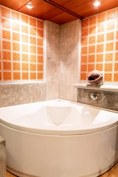 バスタブのバスルームのインテリアの装飾 — ストック写真