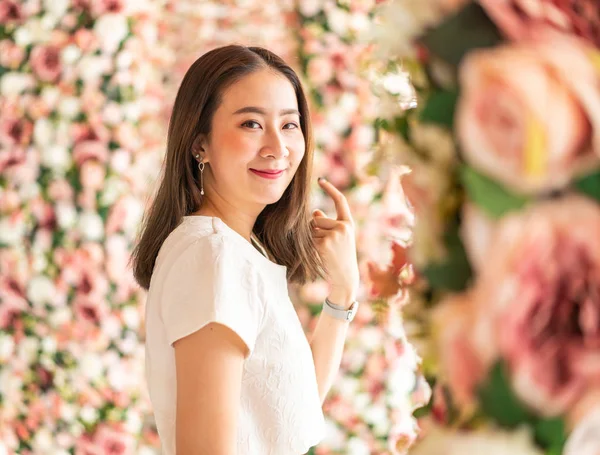 Hermosa Mujer Asiática Con Arcos Flores Concepto San Valentín —  Fotos de Stock