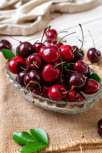 Ahşap arka planda taze kirazlar