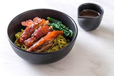 sebze erişte - Asya gıda tarzı ile kızarmış ördek