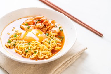 Kimchi ve yumurta - Korece ramen tarzı ile Kore anlık erişte