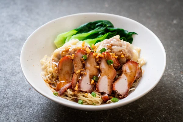 Eiernudeln Mit Rotem Gebratenem Schweinefleisch Und Wonton Asiatische Küche — Stockfoto