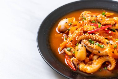 tavada kızartılmış ahtapot veya kalamar ile Kore baharatlı hamur (osam bulgogi) - Kore Gıda tarzı