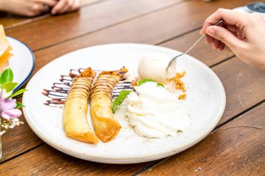 Vanilyalı dondurma Cafe Restaurant şanti krema ve muz krep ile