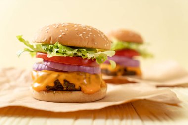 taze lezzetli biftek burger peynir ve patates kızartması ahşap arka plan üzerinde