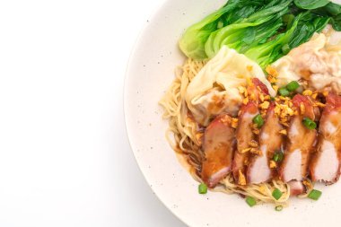 yumurta noodle ile kırmızı kavrulmuş domuz ve beyaz arka plan üzerinde - Asya gıda tarzı izole Mantı