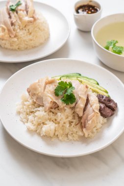 Hainanese tavuklu pilav ya da haşlanmış tavuklu pilav - Asya gıda tarzı