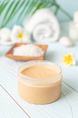 Ahşap zemin üzerine kurulmuş kaplıca tedavileri - Güzellik konsepti