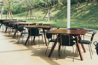 Boş masa ve sandalye restoranda