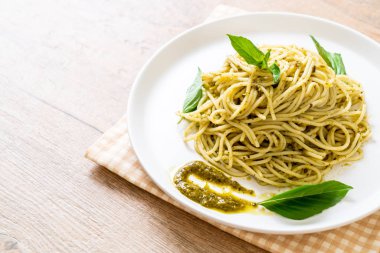 Homamade spagetti pesto sos, zeytin yağı ve fesleğen yaprakları ile.