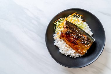 saba balık tepesinde tabağı - Japon tarzı üzerinde teriyaki soslu ızgara