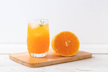 Buzlu bir bardak portakal suyu.