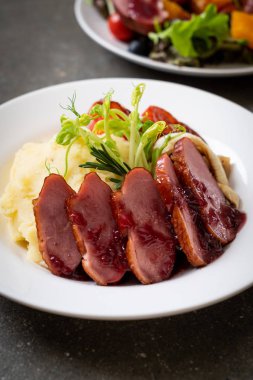 Kızarmış ördek göğsü sos, püre patates ve sebze ile