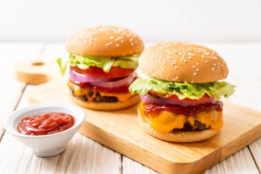 taze lezzetli biftek burger peynir ve ahşap zemin üzerine ketçap