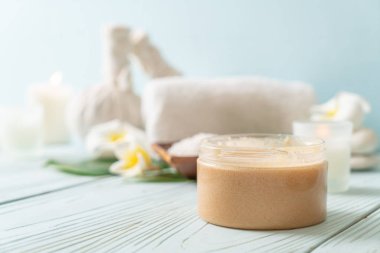 Ahşap zemin üzerine kurulmuş kaplıca tedavileri - Güzellik konsepti