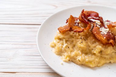 Çıtır pastırmalı ve peynirli risotto.