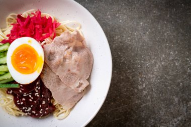 Bibim naengmyeon - Kore soğuk noodles ramen