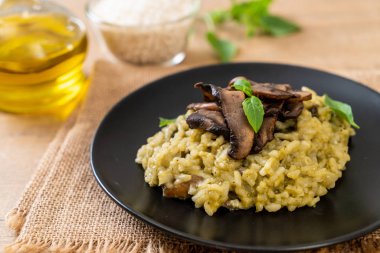 Pesto ve peynir ile ev yapımı Mantarlı Risotto