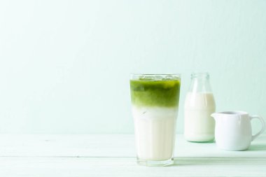 Buzlu kibrit yeşil sütlü latte.