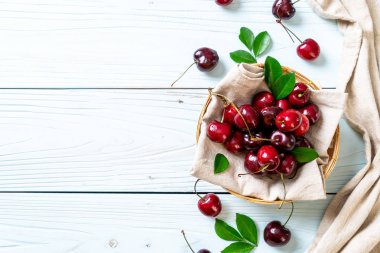 Ahşap arka planda taze kirazlar