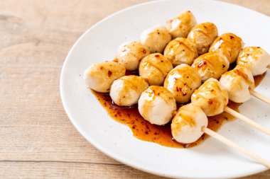 Izgara domuz köftesi ve tatlı acı biber sosu.