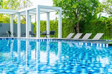 Otel ve tatil seyahat ve tatil için açık yüzme havuzunda havuzuyla yatak