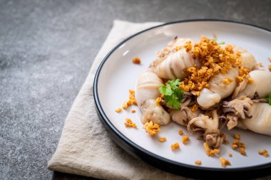 Kızarmış kalamar ya da tabakta sarımsak olan ahtapot.