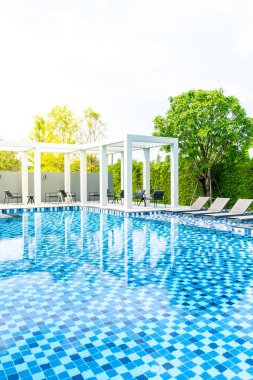 Otel ve tatil seyahat ve tatil için açık yüzme havuzunda havuzuyla yatak