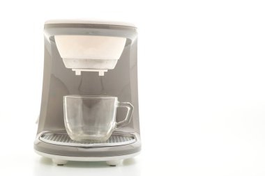 Kahve makinesi beyaz arkaplanda izole edilmiş.