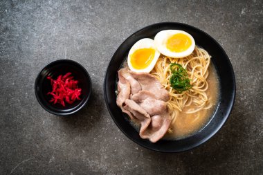 domuz eti ve yumurta - Japon tarzı ile TONKOTSU ramen erişte