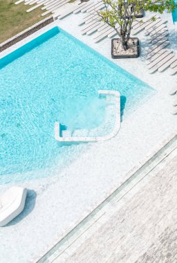 Havadan görünümü güzel lüks otel yüzme havuzu çare ile bir yürüyüş yolu