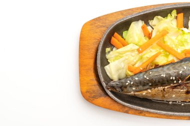 Izgara Saba balık biftekle teriyaki sos izole üzerinde beyaz arka plan