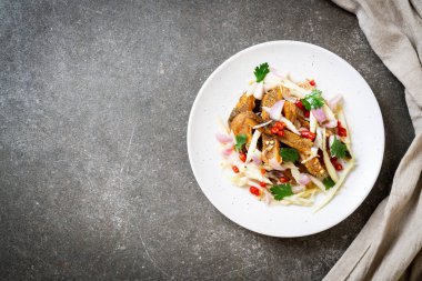 Baharatlı salatalı gevrek gourami balığı. Asya usulü.