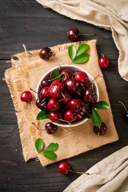 Ahşap arka planda taze kirazlar