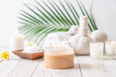 Ahşap zemin üzerine kurulmuş kaplıca tedavileri - Güzellik konsepti