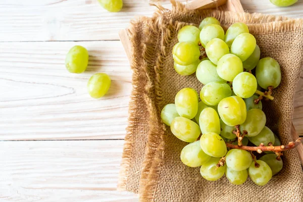 ahşap arka plan üzerinde taze yeşil üzüm