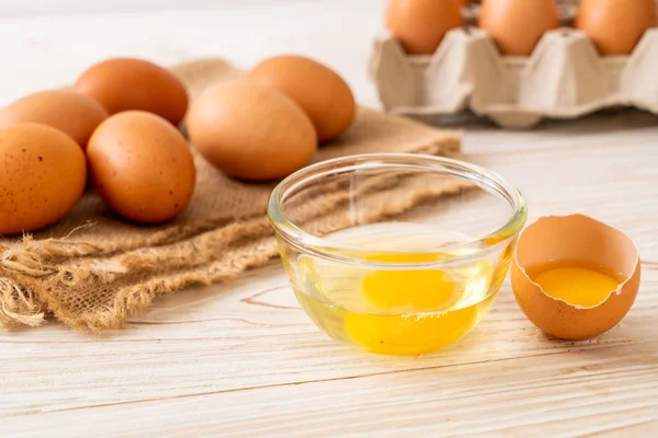 Bruine Eieren Houten Tafel Met Een Gebroken Dooier — Stockfoto