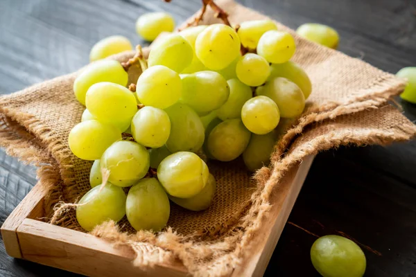 ahşap arka plan üzerinde taze yeşil üzüm