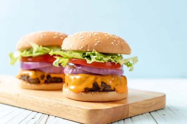 Frische Leckere Rindfleisch Burger Mit Käse Und Pommes Frites Auf — Stockfoto