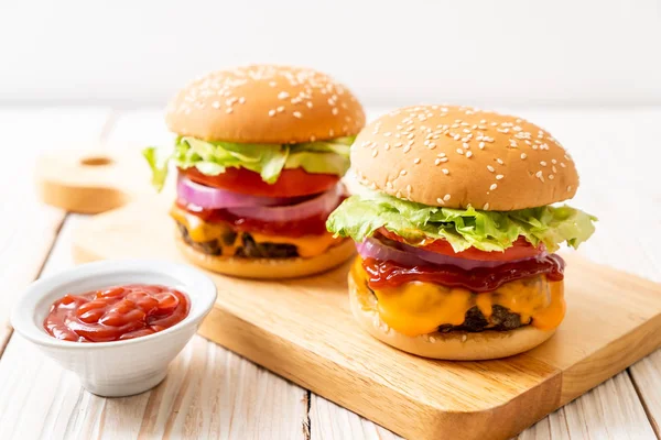 taze lezzetli biftek burger peynir ve ahşap zemin üzerine ketçap