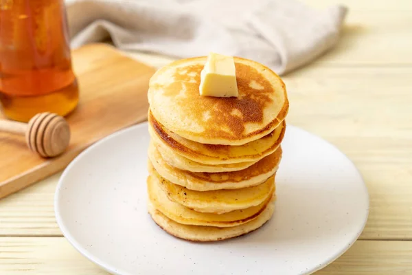 煎饼堆黄油和蜂蜜 — 图库照片