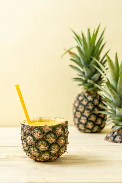 木桌上新鲜的菠萝冰沙杯 健康的饮料 — 图库照片