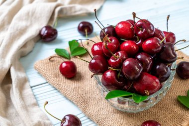 Ahşap arka planda taze kirazlar