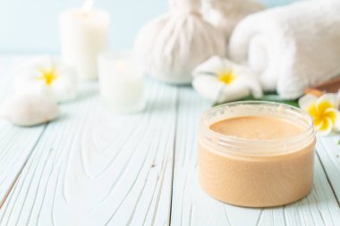 Ahşap zemin üzerine kurulmuş kaplıca tedavileri - Güzellik konsepti