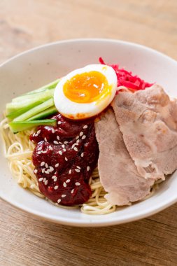 Bibim naengmyeon - Kore soğuk noodles ramen