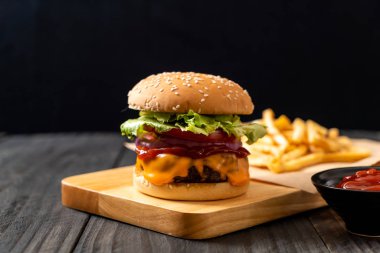 taze lezzetli biftek burger peynir ve ahşap zemin üzerine ketçap