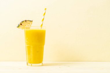 Tahta masada taze ananas suyu bardağı - Sağlıklı içecek